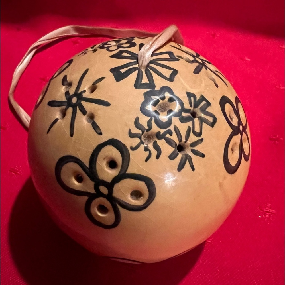 Floral Patterned Ornament potpourri holder for closet…